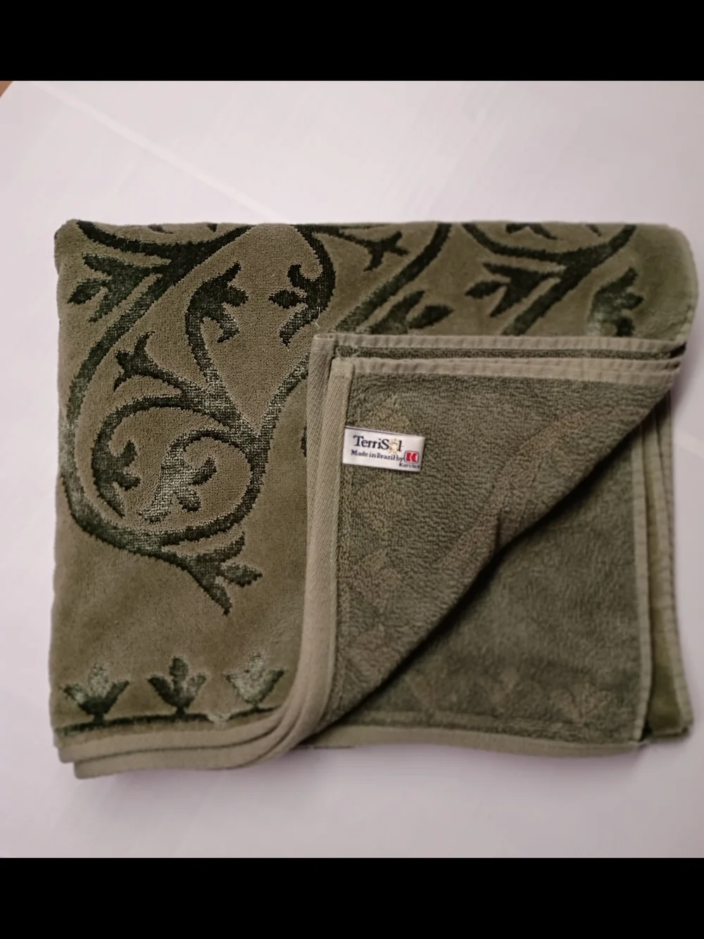 2 Green Decorative Bath Towel with Scroll Pattern